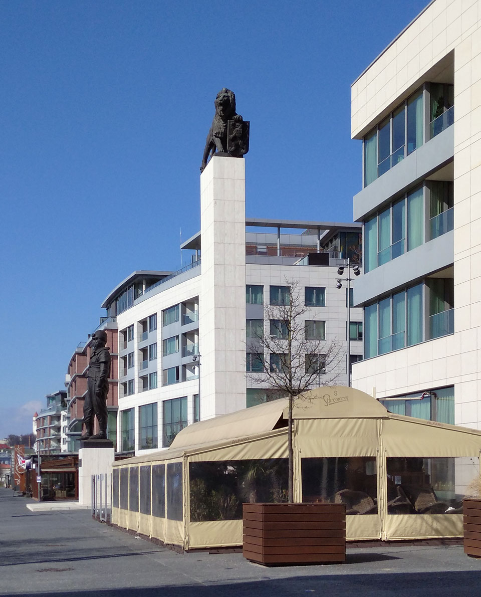 Jmenuje se to tu Námestie M. R. Štefánika a na kamenem obloženém sloupu tu drží erb s československým znakem bronzový lev.