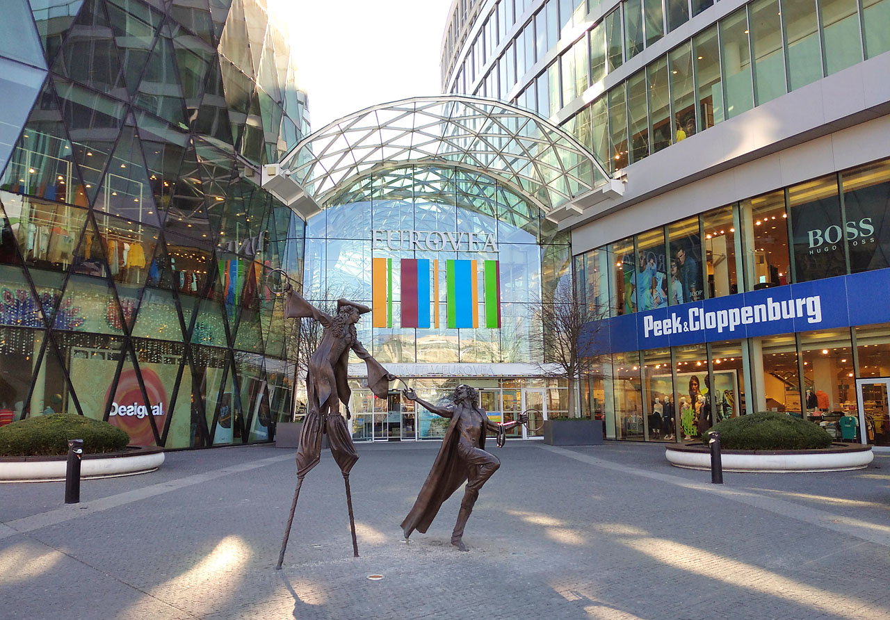 Před nákupním centrem Eurovea je k vidění první z odvážných bronzových soch britského sochaře Colina Spoffortha. Dva artisti se jmenují Olga a Pat.