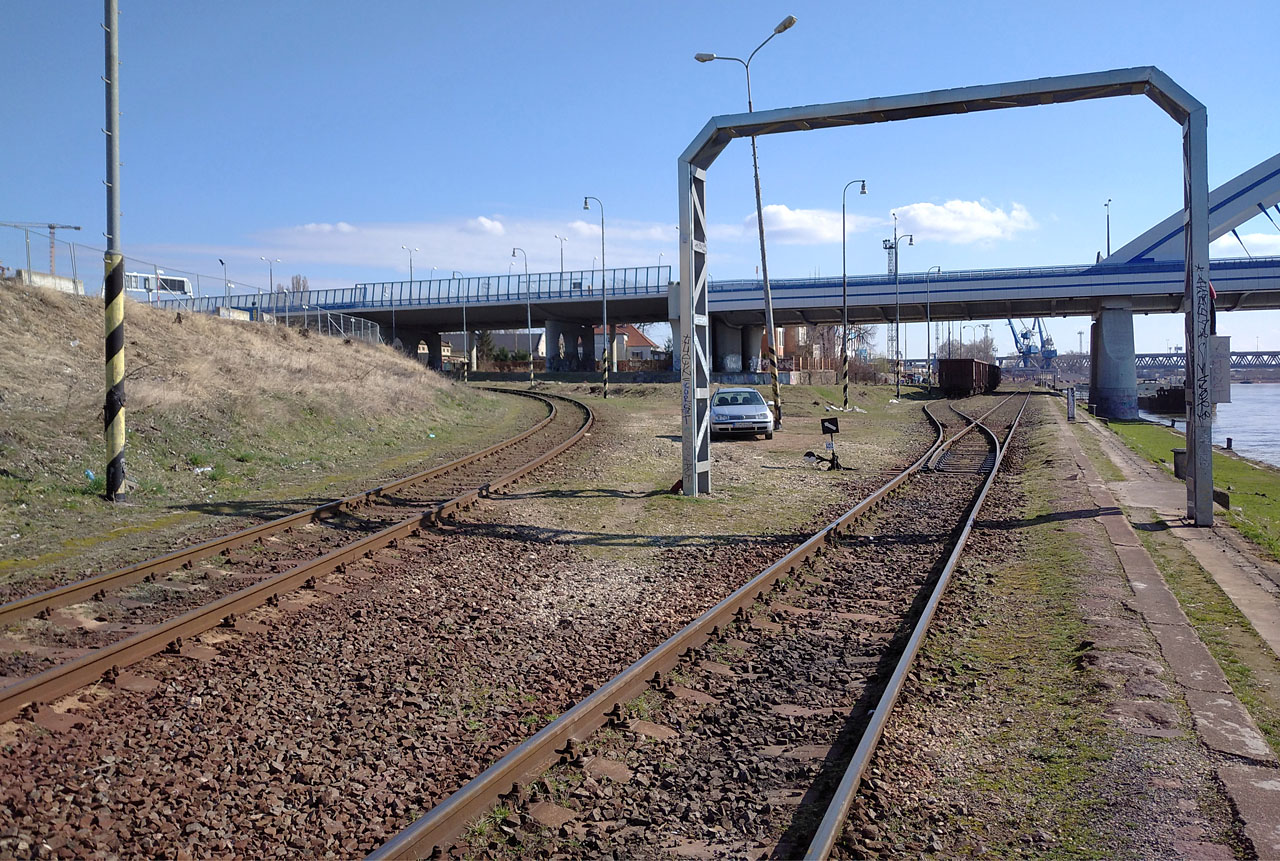 Záhy se ovšem dostáváme na rezavé koleje přístavní vlečky. Hned se cítíme o mnoho lépe.