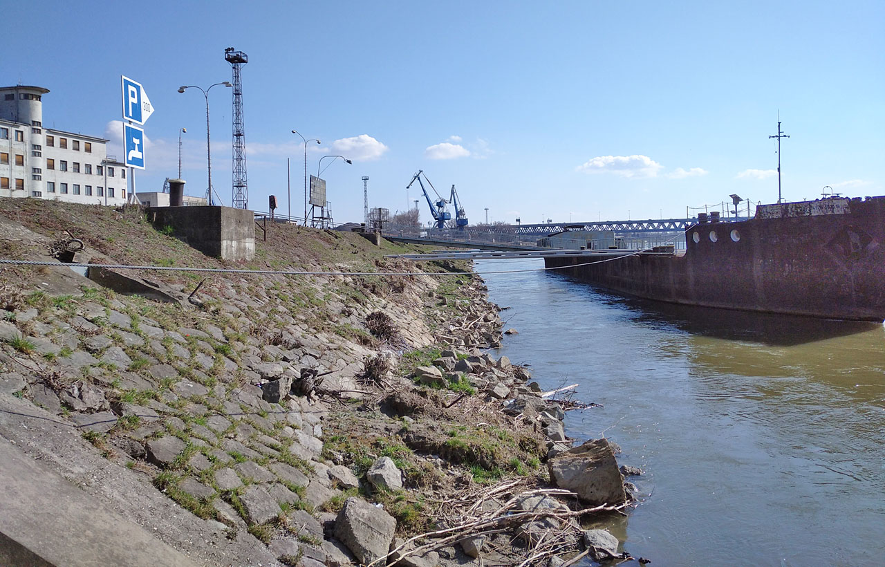 Za mostem Apollo začíná zimní přístav. To pravé místo pro vstup do Druhé Bratislavy.