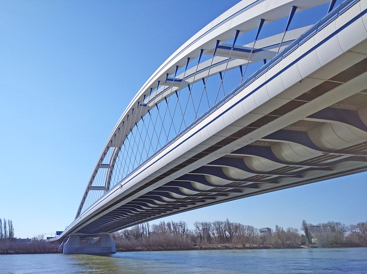 Most Apollo je z roku 2005 a jeho tvar je neobvyklý. Elegantní oblouk o délce 231 m nedostačuje na šířku Dunaje (ve směru mostu cca 290 m) a opírá se o betonový piliř při pravém břehu, za kterým pokračuje plochá mostovka. Kupodivu to mostu znatelně neubírá na eleganci. 