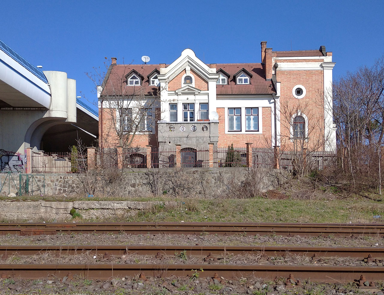 Omšelá, lehce secesní budova kanalizační přečerpávací stanice z roku 1905 nabízí majestátní výhled na vlečku a řeku. Je nejstarší stavbou v přístavu vůbec.