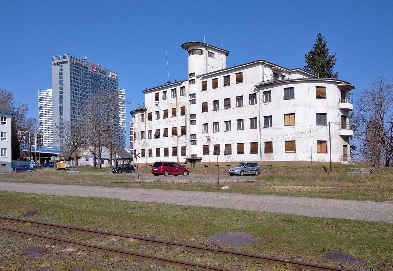 Nás ovšem přitahuje zejména sousední Dům lodníků od Julia Lehockého.