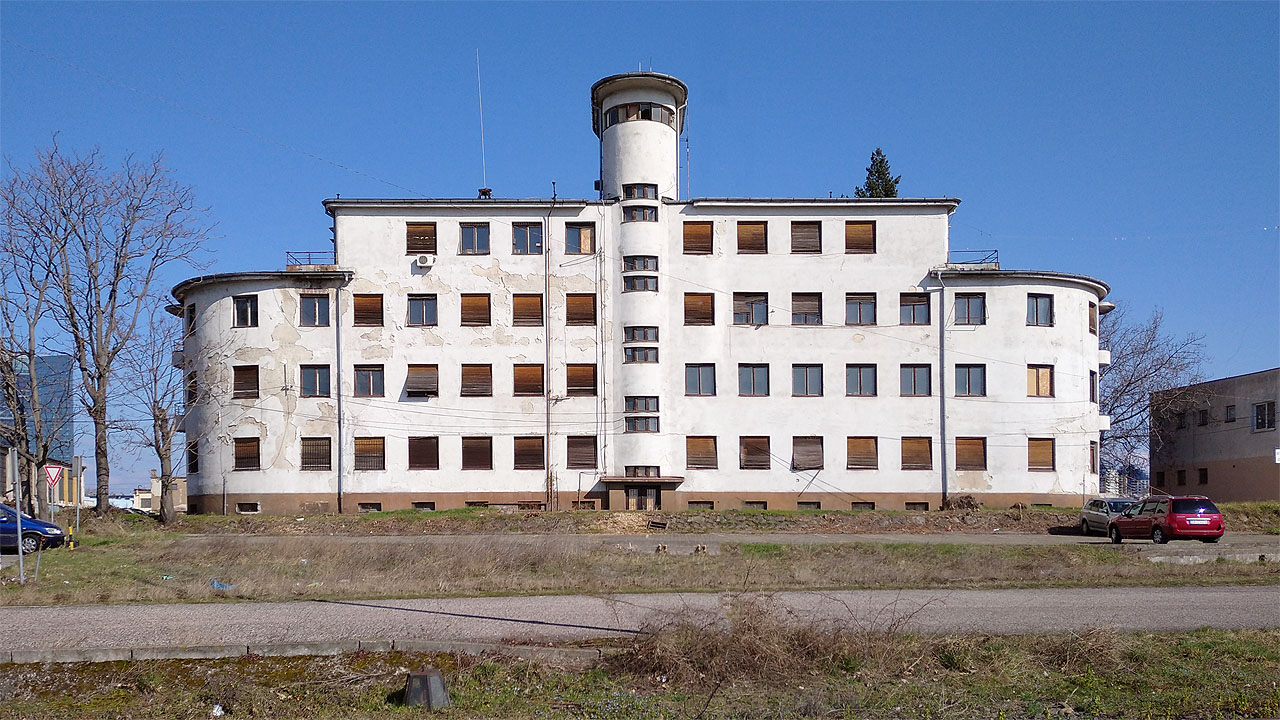 Funkcionalistická stavba z roku 1942 poskytovala zázemí včetně ubytování posádkám lodí plujících po Dunaji.