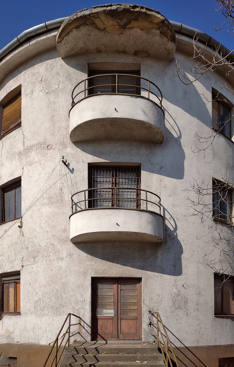 Samozřejmě, jak je již funkcionalistickým klišé - a v přístavu dvojnásob - připomíná Dům lodníků loď. Asi aby po přistání u břehu nevypadli z role.