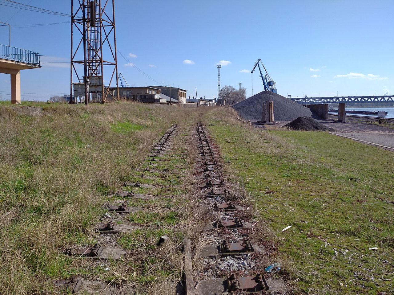 Uběhlá desetiletí zasadila vlečkám v přístavu nejednu ránu.