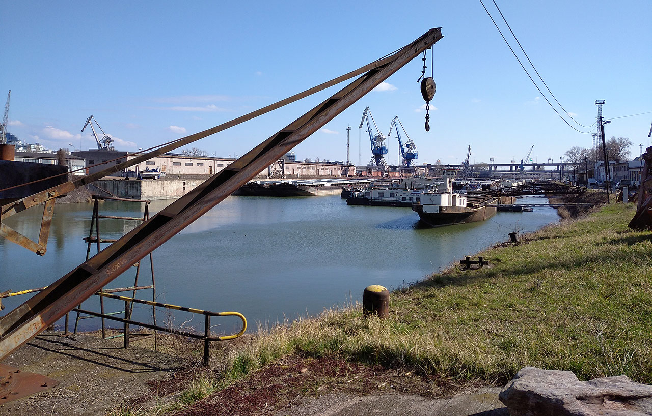 Také řada lodí tu prohrává svůj boj s všudypřítomnými kamiony.