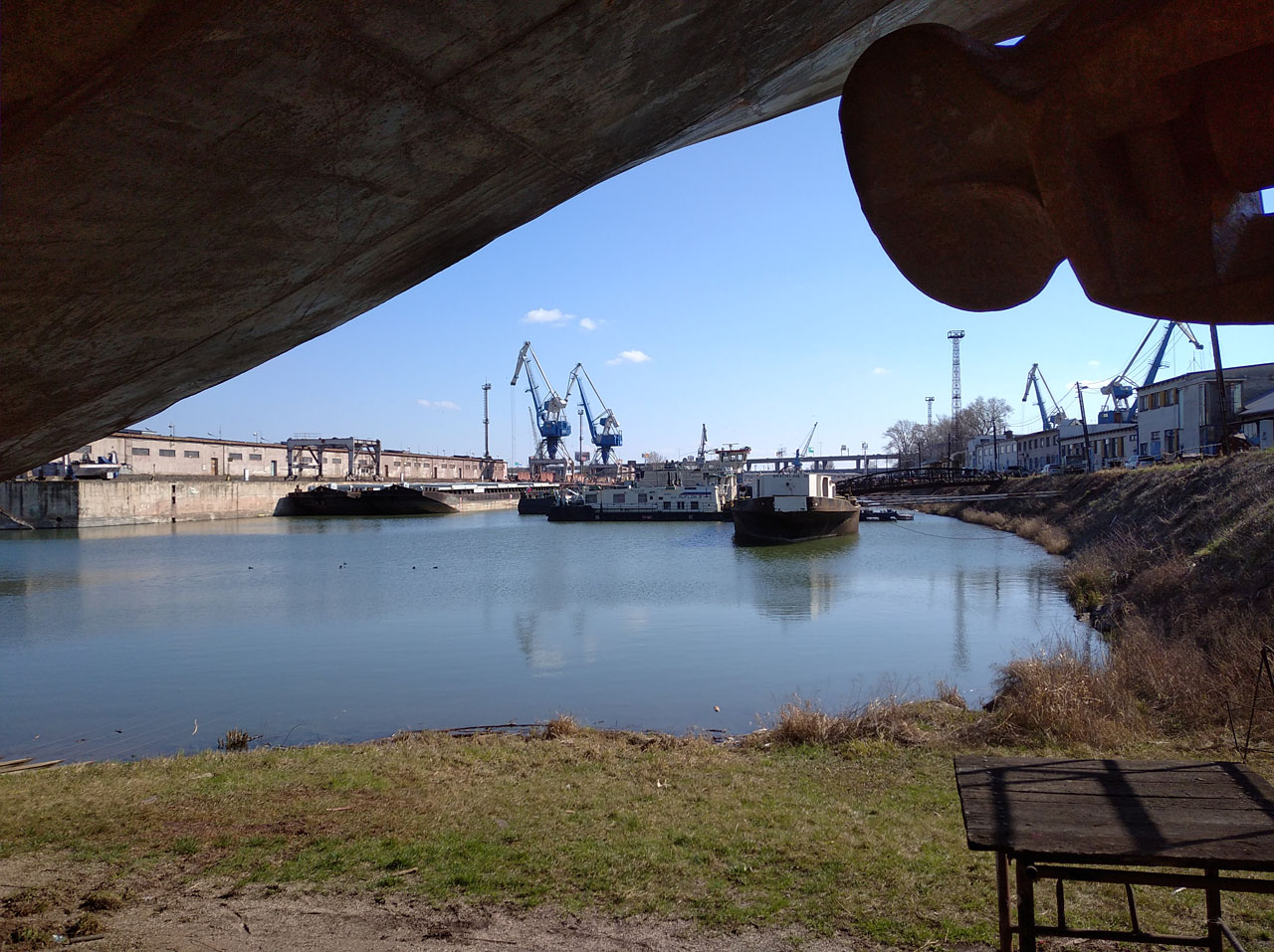 Zátiší pod lodním šroubem.