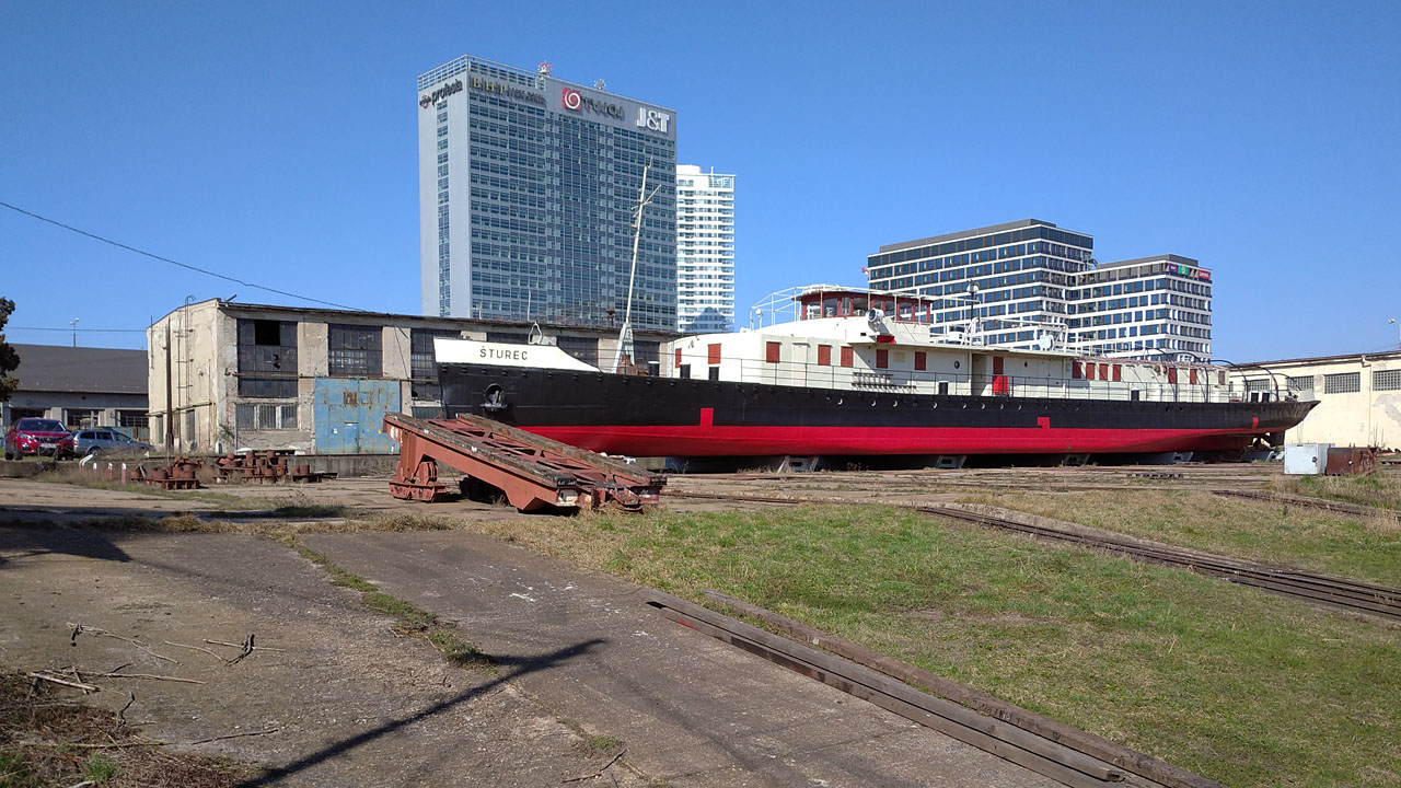 Remorkér Šturec je nejstarší slovenskou provozuschopnou lodí. Pochází z roku 1937, postaven byl v Komárnu a zanedlouho zase popluje po Dunaji.