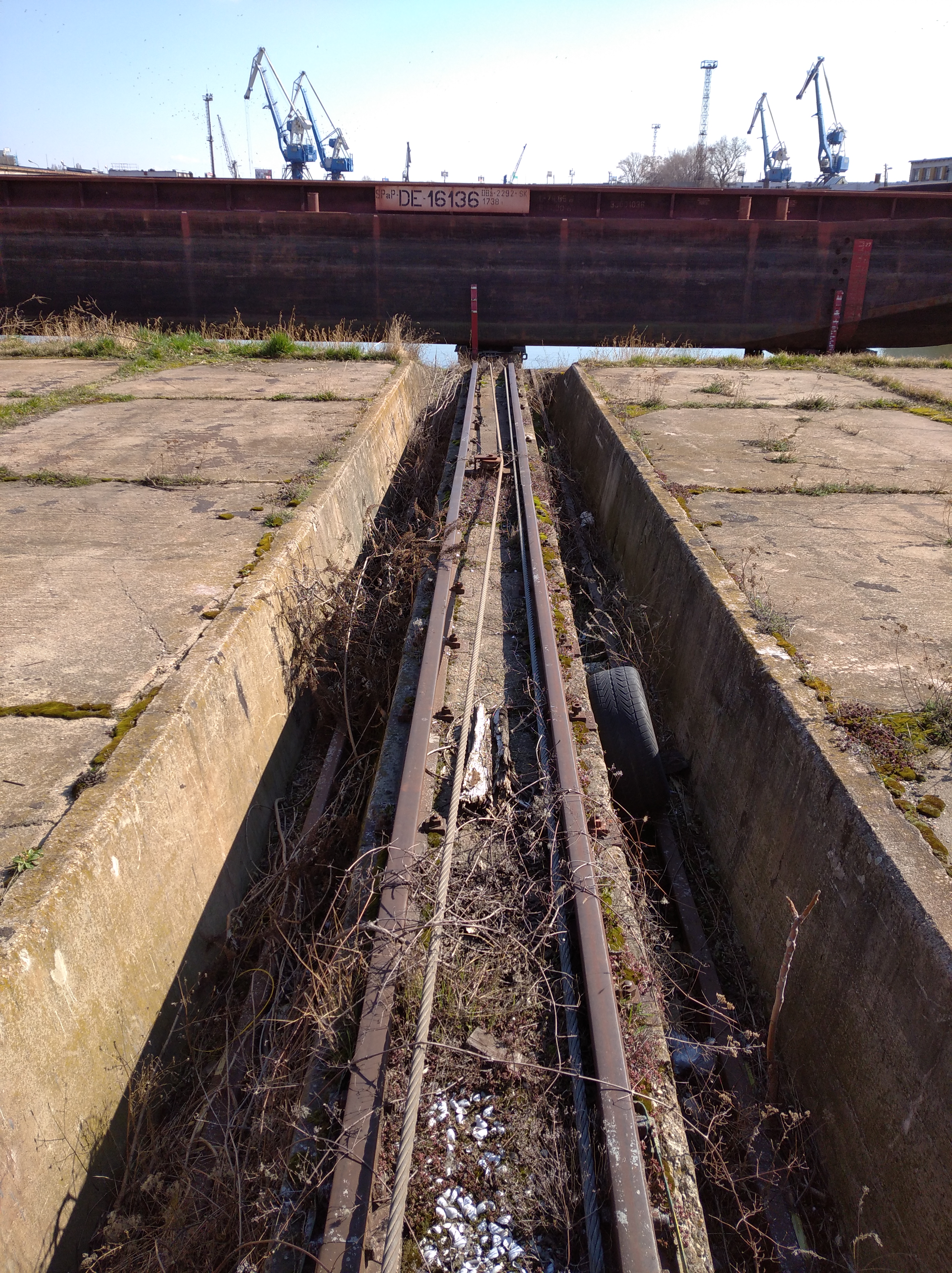 Na jaře se zimní přístav ukládá ke spánku.