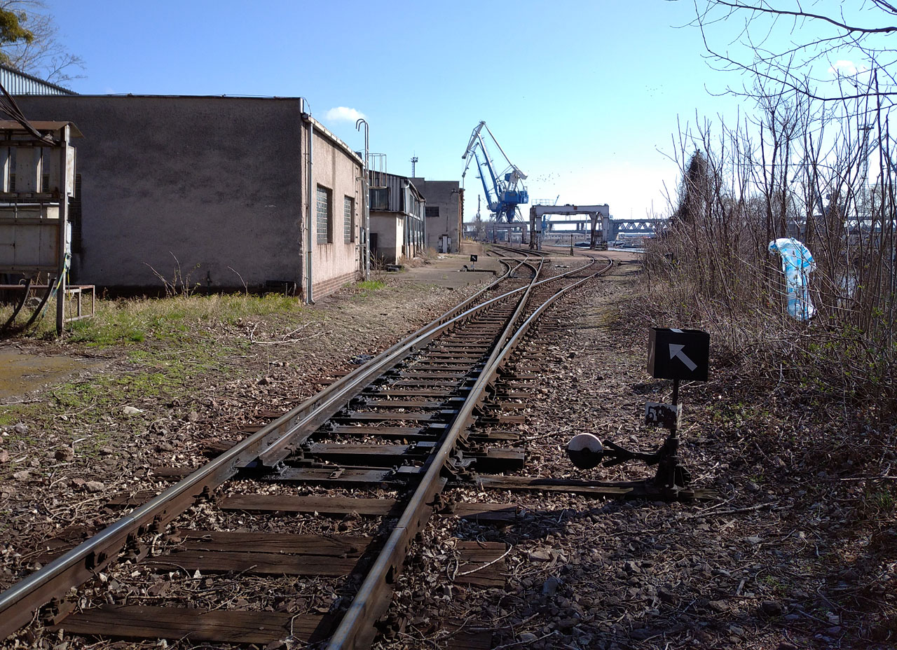 Pokračujeme po kolejích do úseku 3 ke skladům 14 a 15.