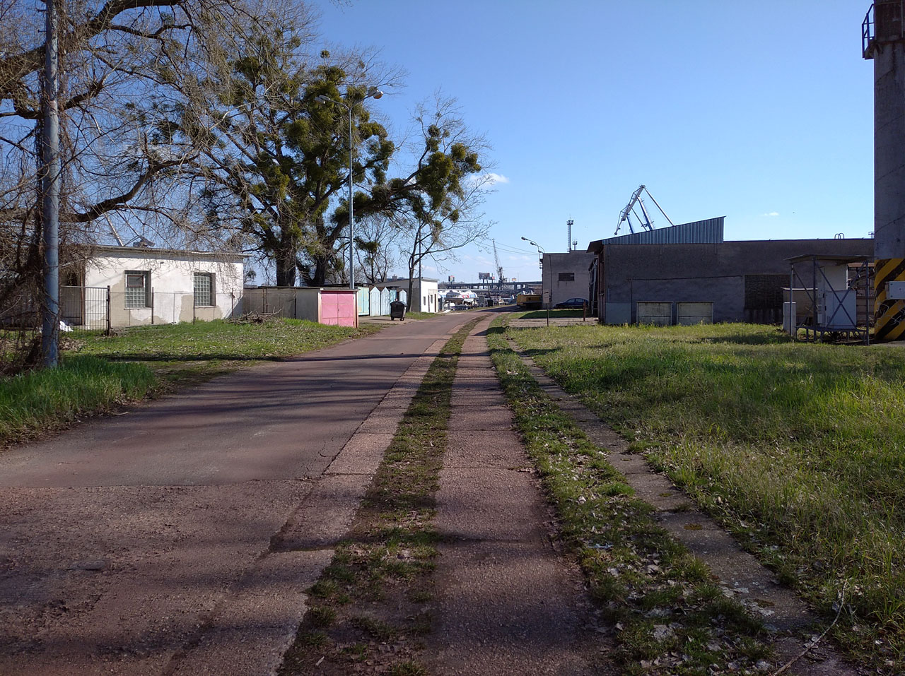 Koleje ke skladu 12 a skládce 13 již totiž odvál čas.