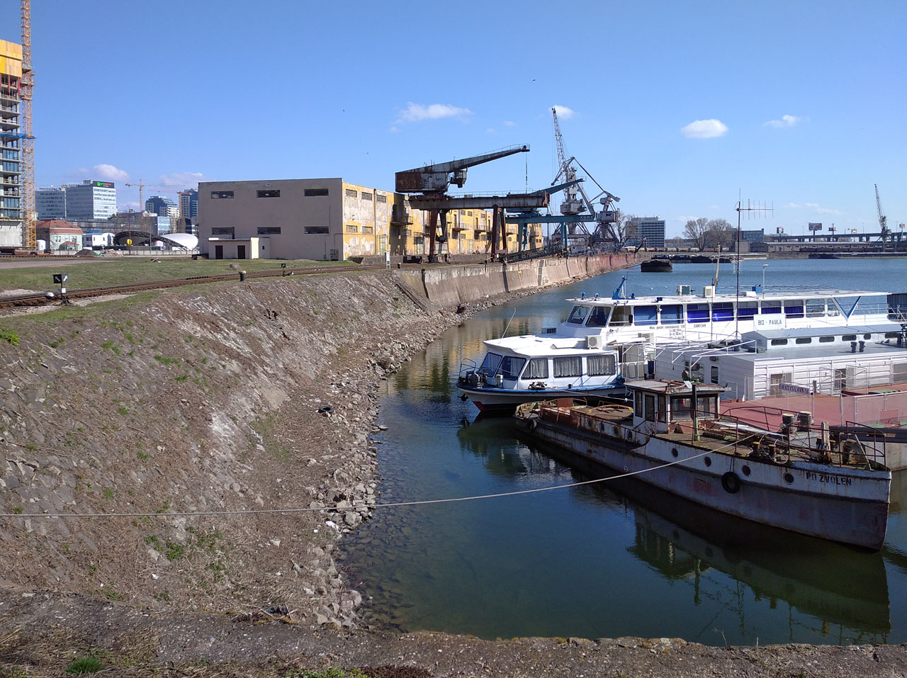 Sklady 14 a 15 vznikly v mladé Československé republice pro potřeby dynamicky rostoucího přístavu, který měl nahradit hůře dostupný přístav ve Vídni.