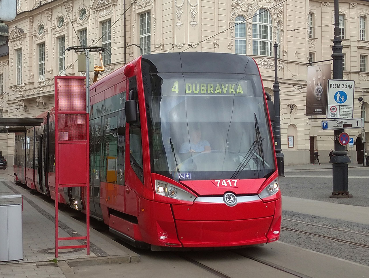Nové tramvaje 22T z plzeňské Škody Transportation jezdí mj. na lince č. 4 do Dúbravky.