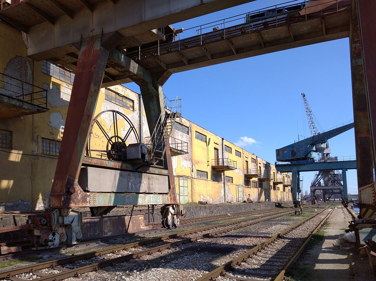 Je až k neuvěření, že se pár kroků od centra slovenského hlavního města nachází tak mírumilovné, klidné a romantické zákoutí. Vlastně si jen stěží umím představit příjemnější místo na svačinu, schůzku nebo focení.