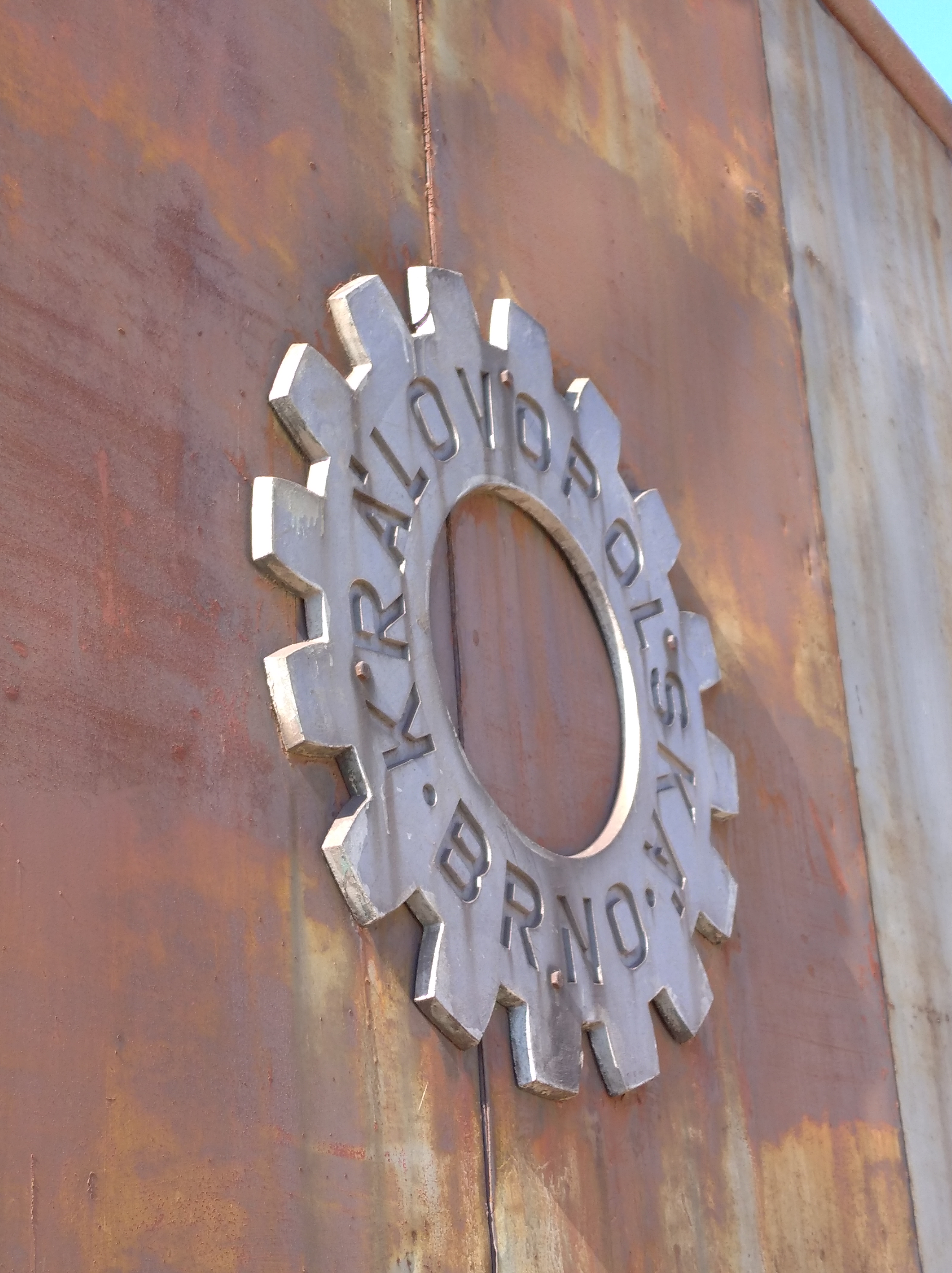 Jeřáby vyrobila <a href="/Tema/Královopolská strojírna">Královopolská strojírna</a> z Brna.