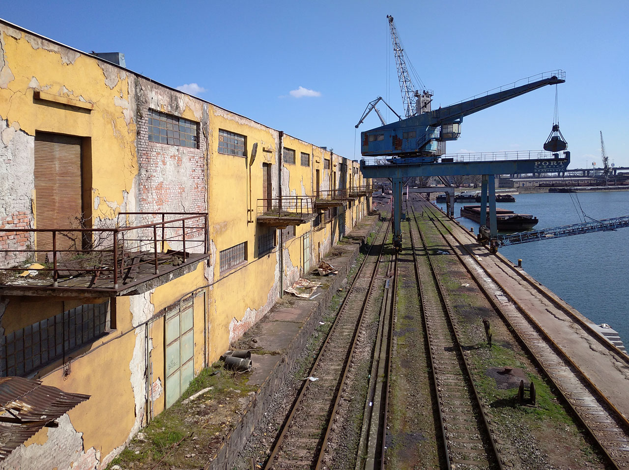 Představujeme si, jak jeřáby skládaly balíky se zbožím z lodí na koleje nebo přímo na odvážně konstruované betonové balkóny skladišť. Většina další manipulace tu asi musela probíhat ručně, úzkokolejku jsme nikde nenašli.