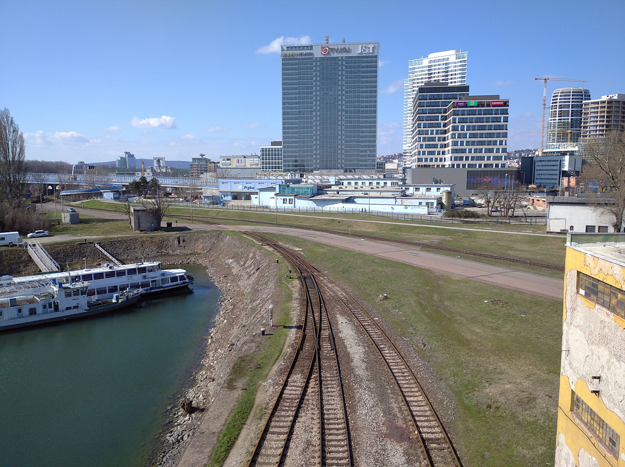 Zdá se, že moderní unsexy výstavba se okolo zimního přístavu stahuje blíž a blíž. Jakmile se dostane za most Apollo, budiž sám rezivějící bůh přístavu milostiv.