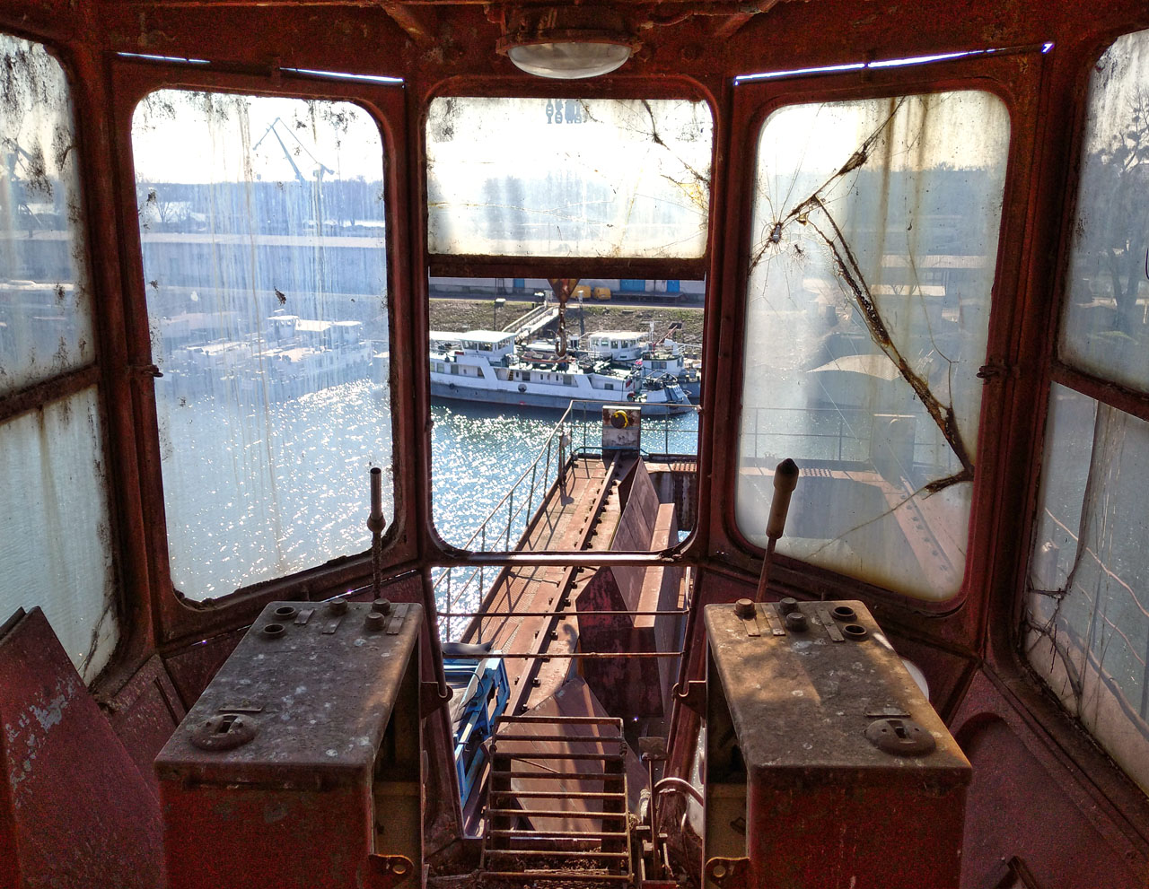 Přes poledne odpočíváme v kabině jeřábu, nastavujeme po zimě zbledlé tváře sluníčku a vzpomínáme na všechna děvčata, která odvál čas.