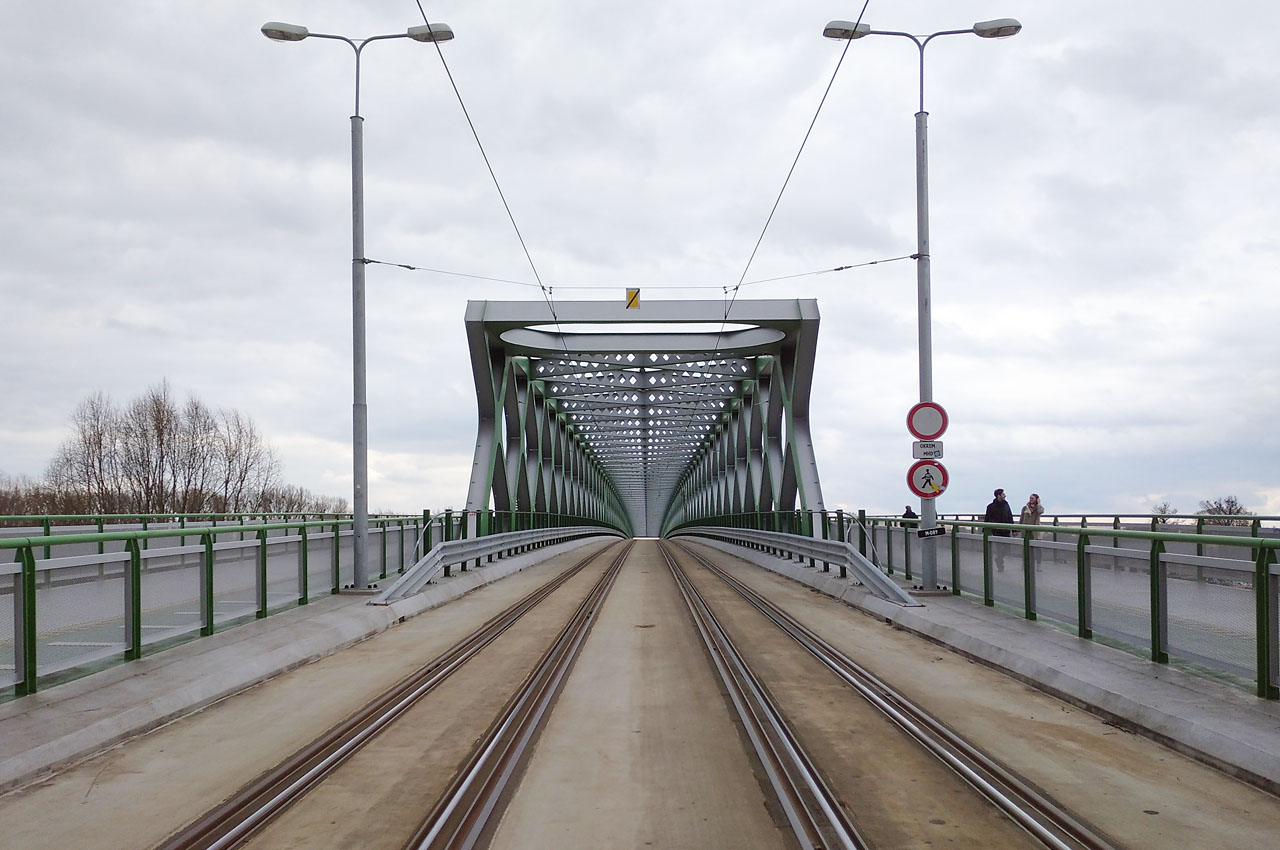 Do Petržalky vede od roku 2016 nový Starý most.
