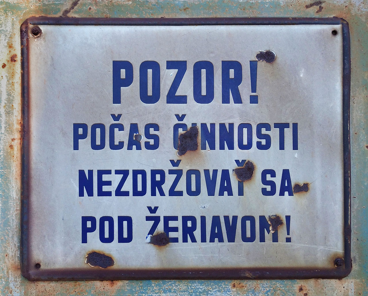 Pozor! Počas činnosti nezdržovať se pod žieravom.