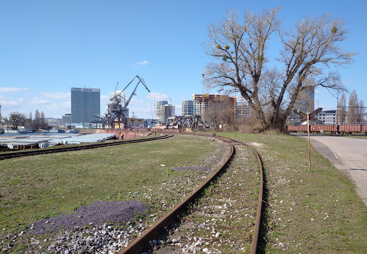 Poslední pohledy na vzdalující se město. Míříme po proudu vstříc Černému moři.
