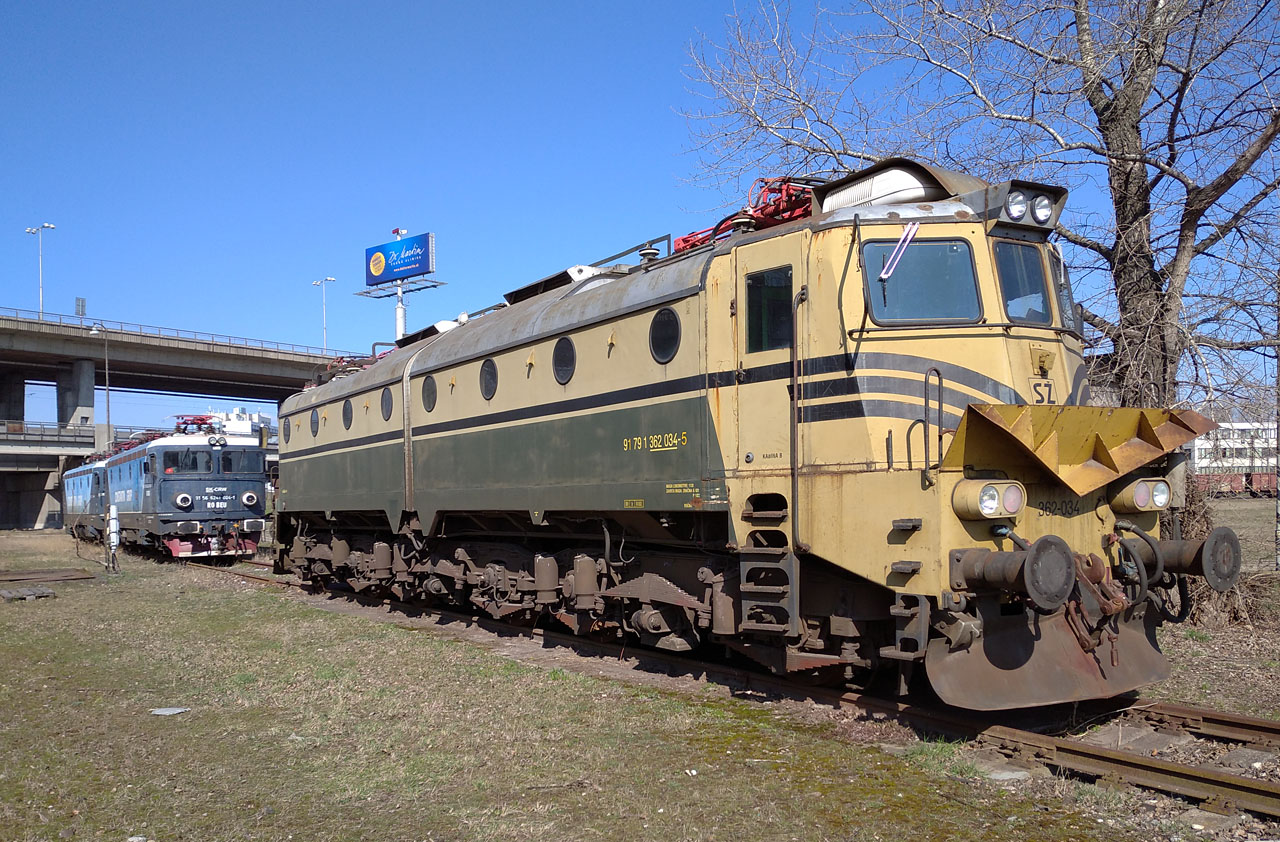Jako zákusek tu čeká italská lokomotiva 362 034-5 z roku 1967. Nádherná svojí obludností jako ostatně většina italských strojů připomínajícíh pevnosti.