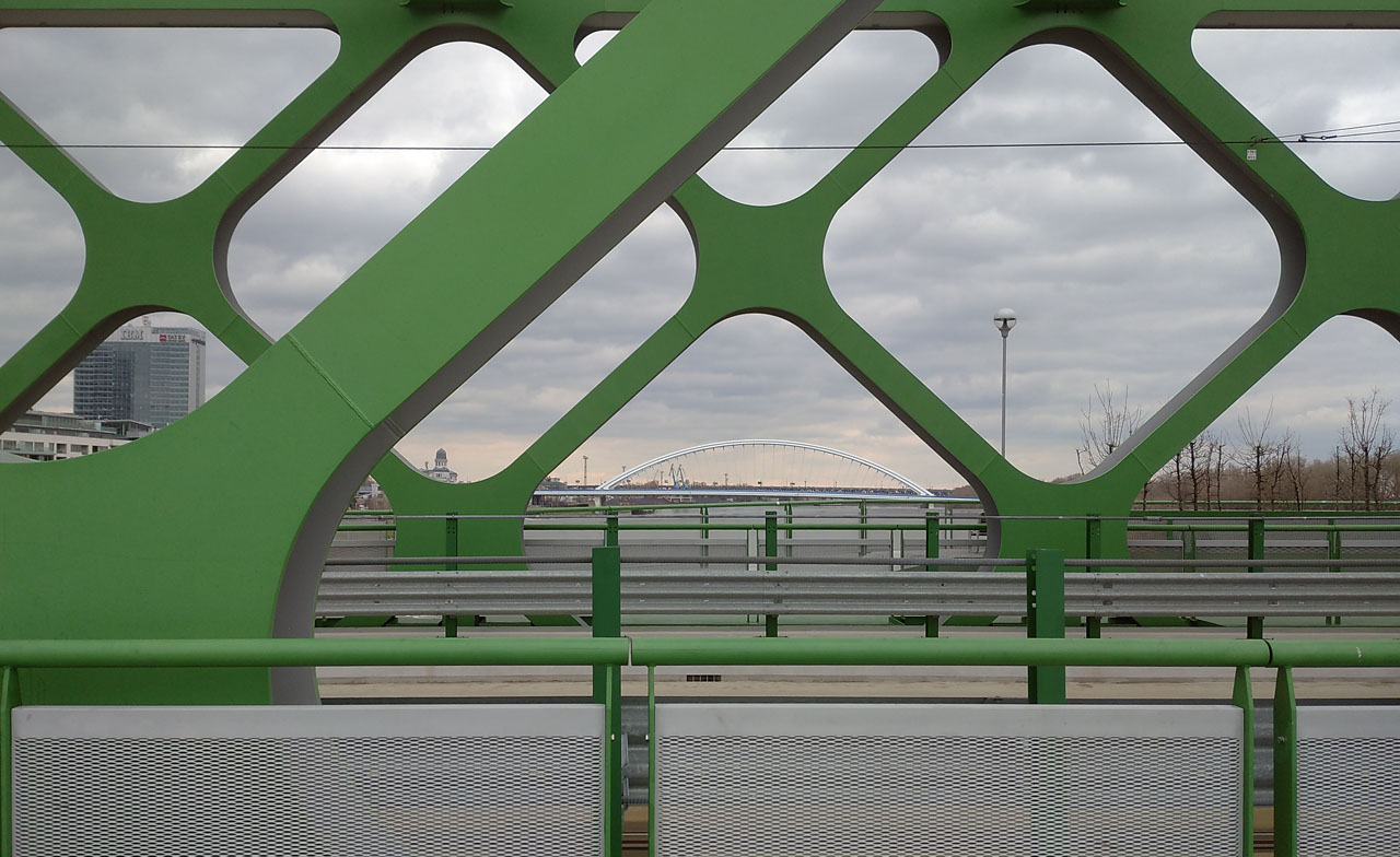 Pohled z nového Starého mostu na o něco starší, ale vlastně nejnovější most Apollo. Nový Starý most je původem z Vítkovic, most Apollo z Lince.