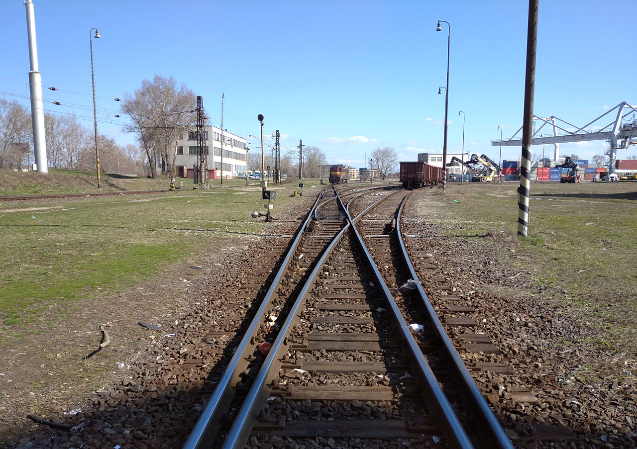 V severovýchodní části přístavu se vlečka rozplétá do širšího předávacího kolejiště. Odsud je to už jen kousek do <a href="/Tema/Bratislava ústredná nákladná stanica (žst)">Bratislavy ústrednej nákladnej stanice</a>.