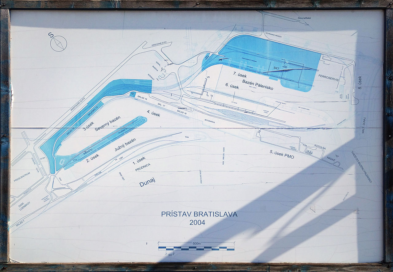 U východu potkáváme plánek přístavu z roku 2004. Konečně začínáme chápat, kde jsme přesně byli.