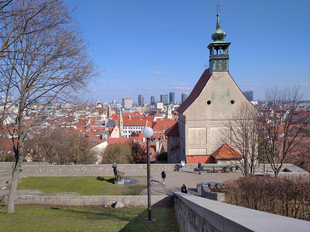 A přiu čekání na vlak do Brna ještě malá návštěva podhradí s kostelem svatého Mikuláše.