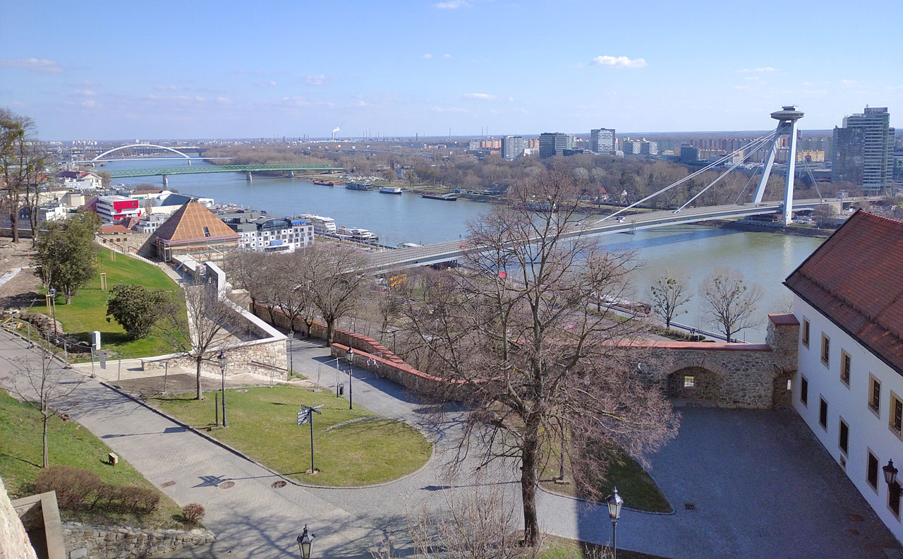 Čtyři hlavní bratislavské mosty přes Dunaj: SNP, nový Starý, Apollo a přístavní.