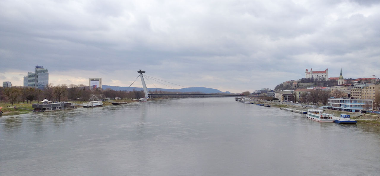 NA opačné straně je vidět most SNP, rovněž z Vítkovic. Celkem vede přes Dunaj v Bratislavě nyní pět mostů a šestý, Lužný most se na jihu staví.