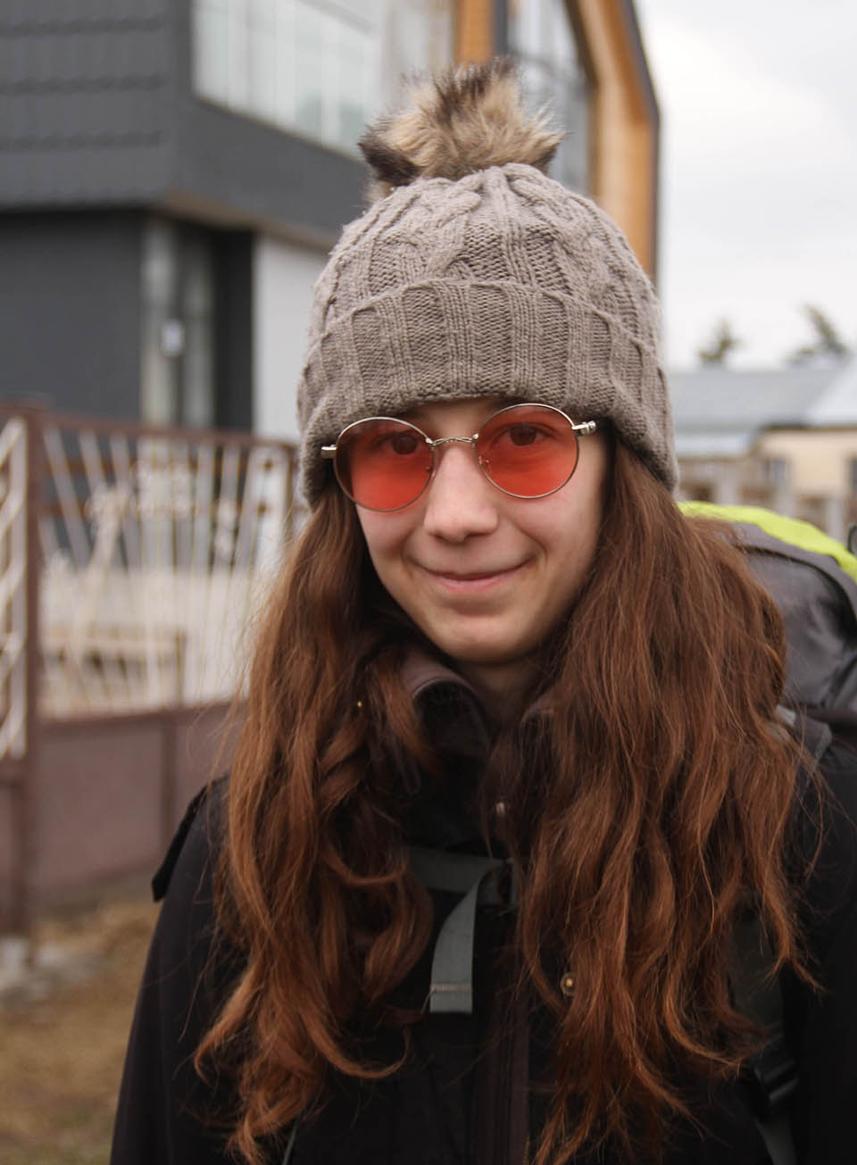 Do Bakuriani jsme nakonec dojheli autem. Ukázalo se ovšem, že sedlo Cchrackaro (2454 m) je ještě zapadané třemi metry sněhu a sněžný skútr jsme nestopnuli. Museli jsme proto sundat růžové brýle a po úzekokolejce sjet zpátky dolů do údolí řeky Kury.