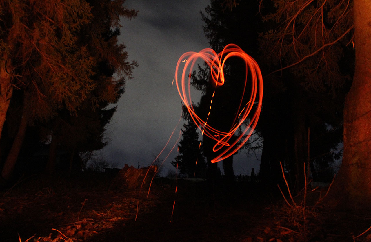 Romantická noc na lesní ovčí pastvě za nádražím v Bakuriani.