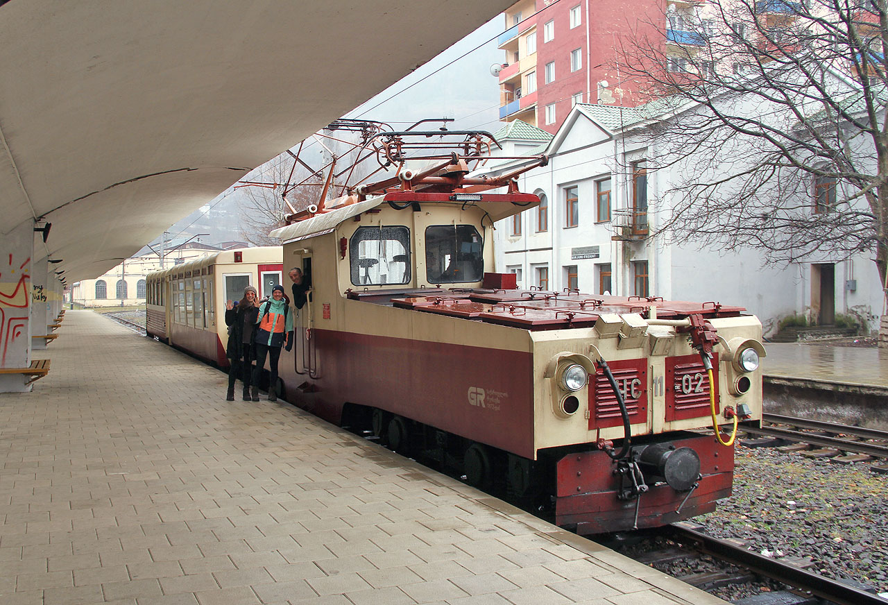 Československá lokomotiva ČS11-02 a děvčata s panem strojvedoucícm.