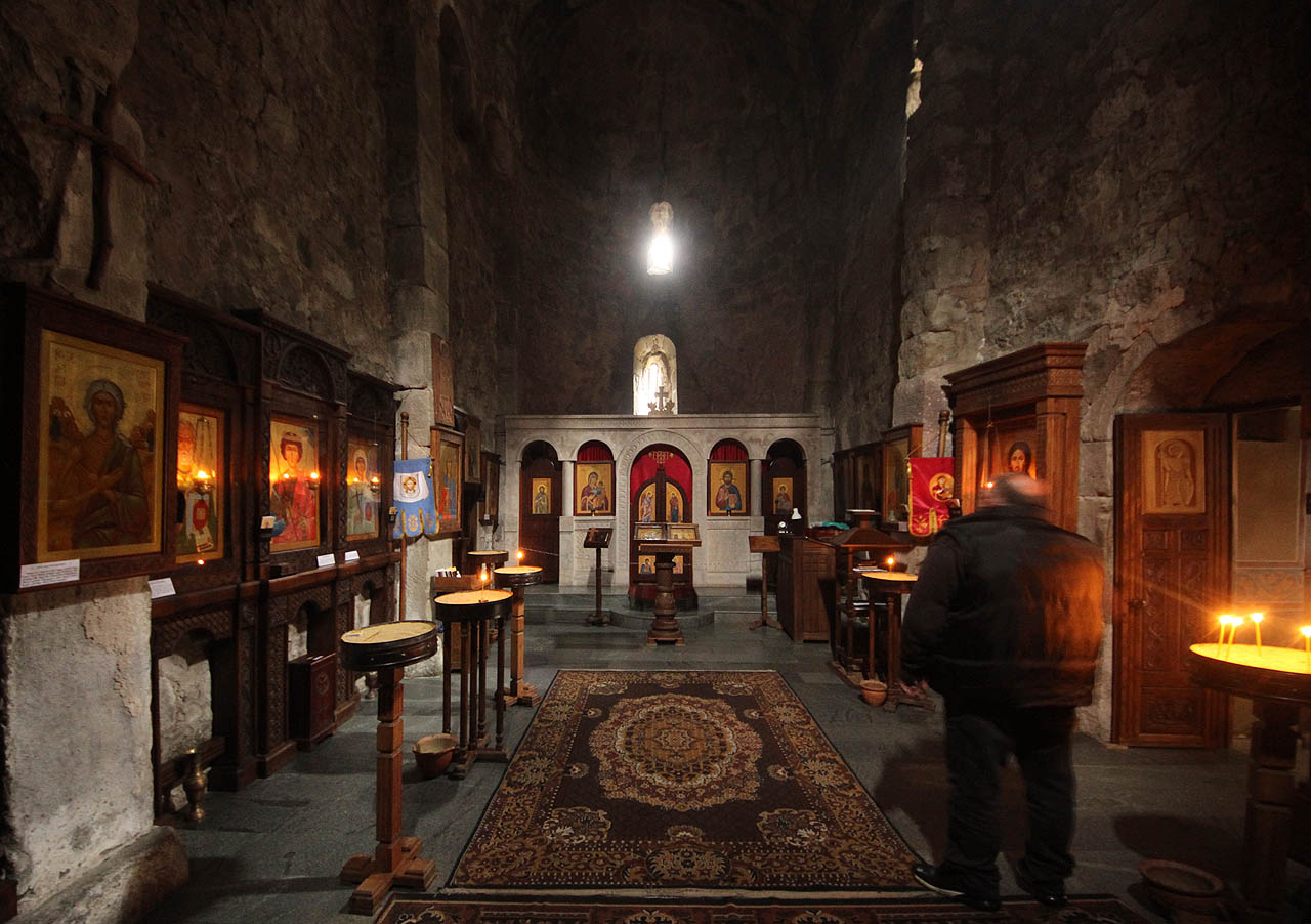 Interiér kostela v klášteře Mcvane a pozadí našeho celodenního taxikáře.