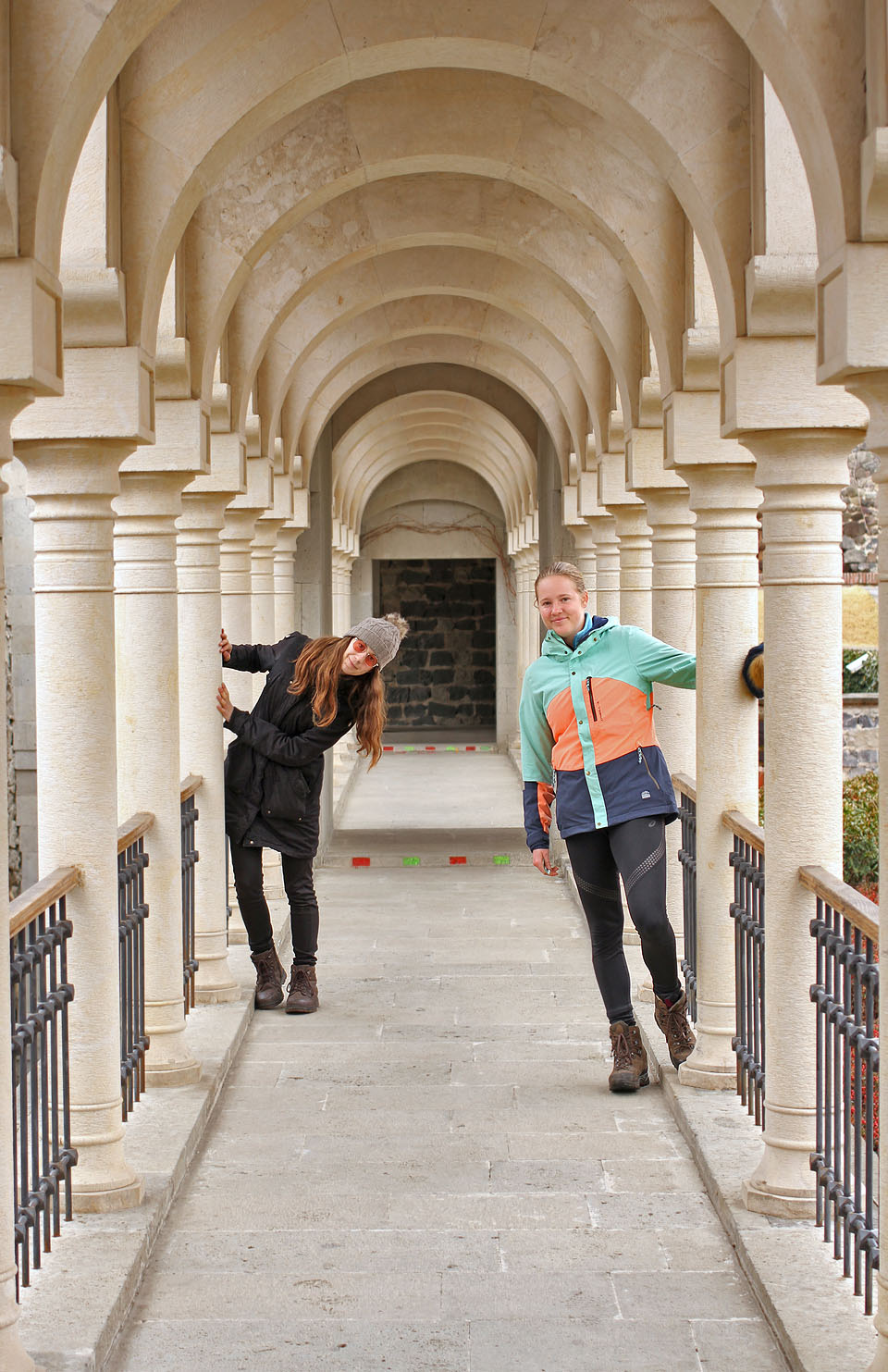 Tady jsme poprvé narazili na potíže a výhody spojené s covidem-19. na hrad nás sice pustili, ale byli jsme tu prakticky jediní turisté. Restaurace už měla zavřeno.