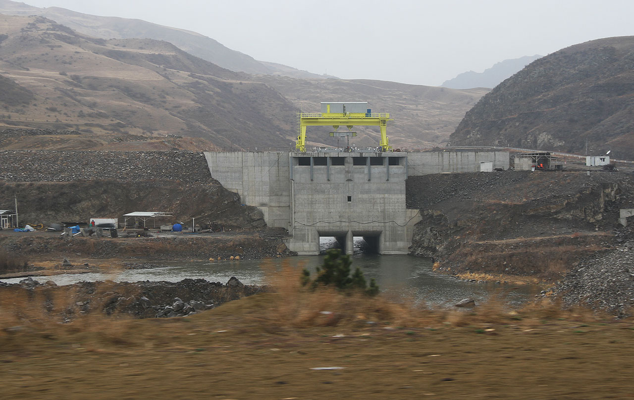Nově budovaná přehrada na řece Mtkvari, kterou staví ukrajinská firma Ukrhydroprojekt společně s kanadskou i-Energy Power Expert Consulting.
