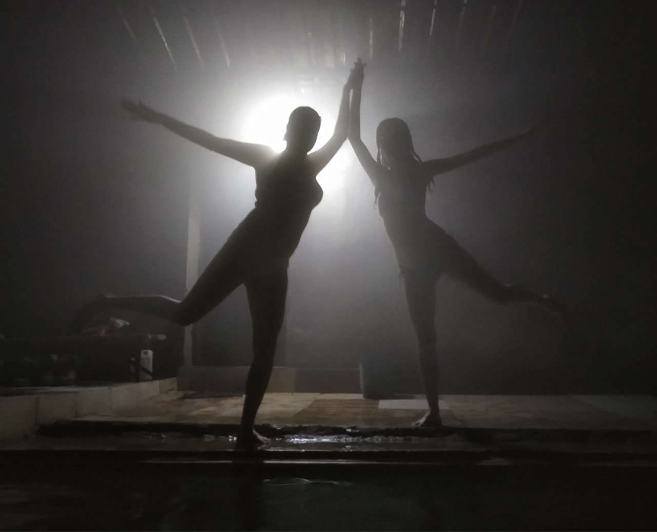 Kousek za skalním městem ve Vardzii stojí u řeky nenápadná oprýskaná stavba. Na rezivějích dveřích je fixou napsáno telefonní číslo. Kdo na něj zavolá, tomu po chvíli přijede otevřít správce bizarní termální bazén ukrytý uvnitř budovy. Elektřina sem nevede, svítí se zářivkou napojenou na autobaterii.