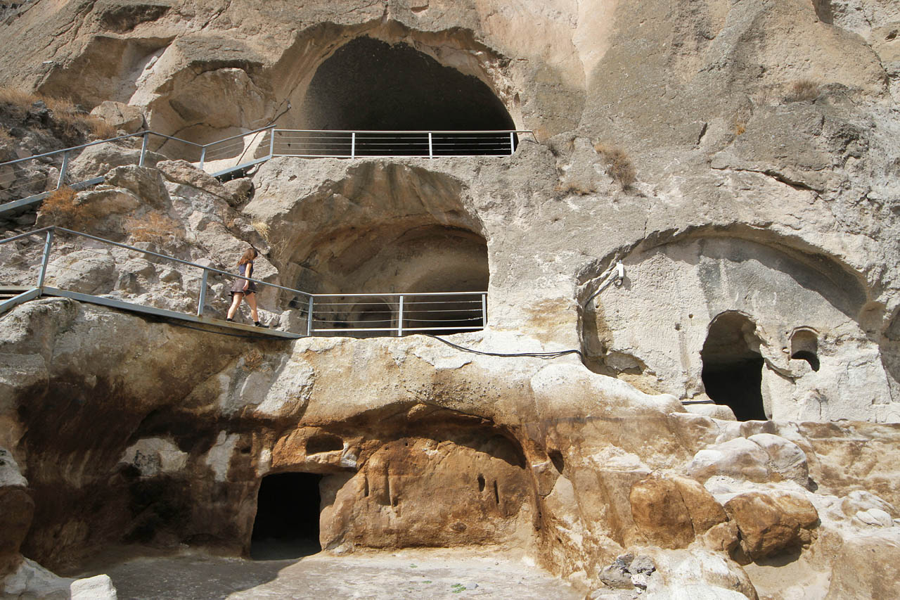 Skalní město ve Vardzii vytesali místní Gruzíni ve 12. století jako základnu pro obranu proti Turkům a Peršanům.