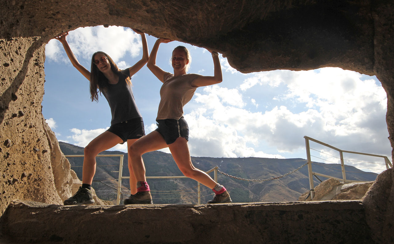 Jsou tu stovky menších a větších umělých jeskyní, chodeb, jam a studen, které umožňovaly v případě obležení přežít obyvatelům měsíce.