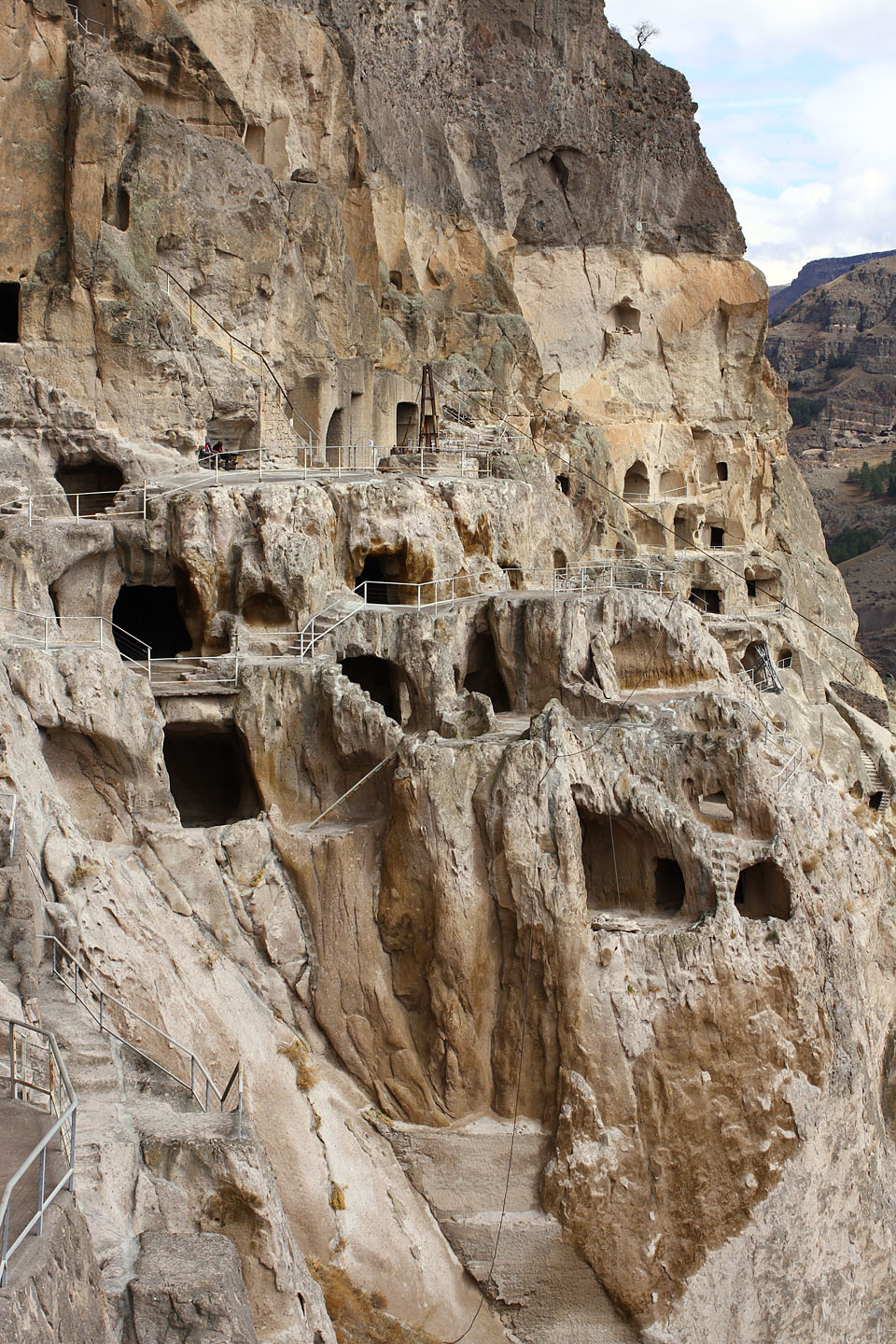 Památkáři postavili pro účely rekonstrukce a údržby ve Vardzii dokonce několik nákladních lanovek (Gruzíni lanovky milují). Ale i bez nich tu lze poměrně rychle zabloudit a ztratit orientaci.