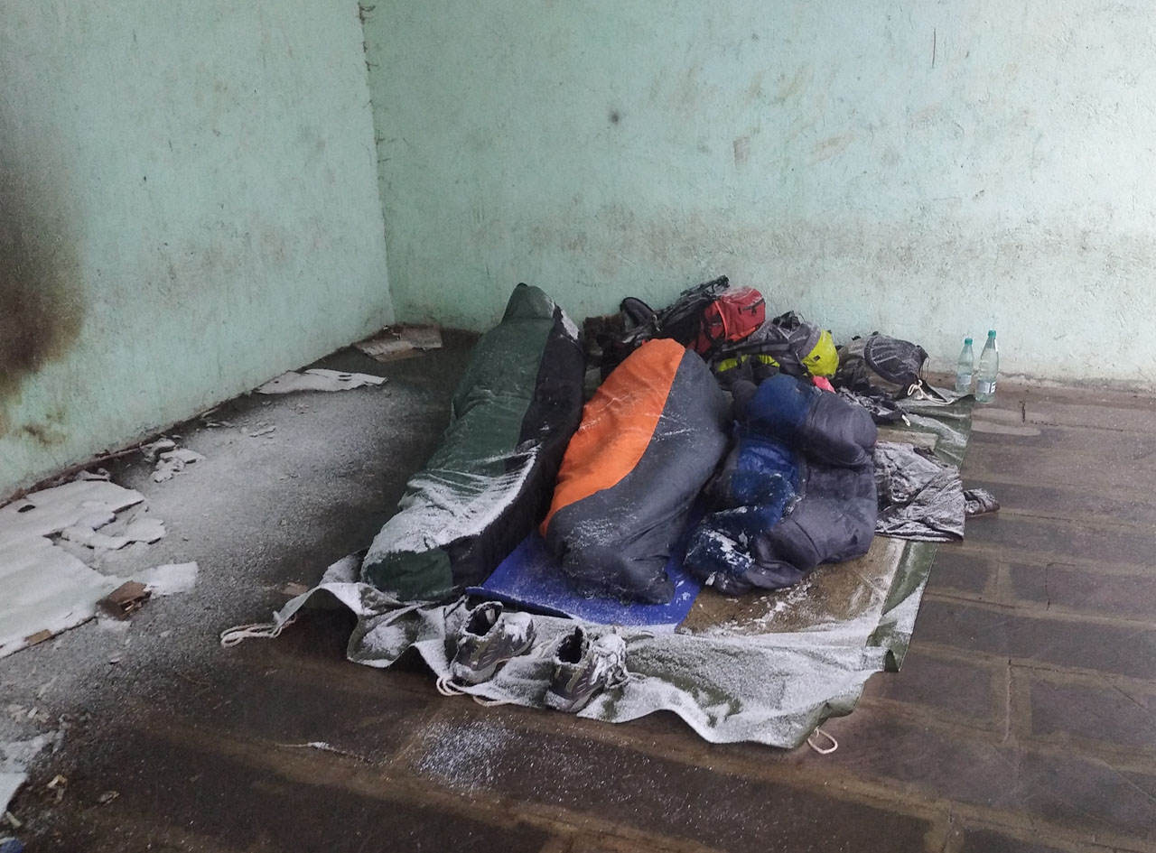 Noc v Ninocmindě na jevišti pionýrského divadla pod širým nebem. Ráno jsme se probudili pod vrstvičkou sněhu. Není holt každou noc posvícení.