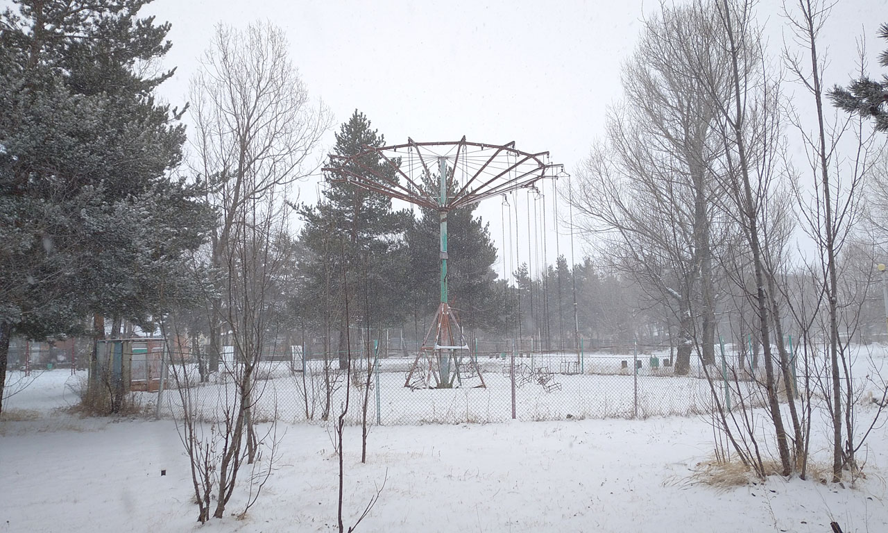 Fragmenty zábavního parku v Ninocmindě. Pokud je mi známo, pionýrskou železnici tu nikdy neměli, za to za městem vede od roku 1986 širokorozchodná dráha, na kterou v roce 2017 navázala trať do Turecka.