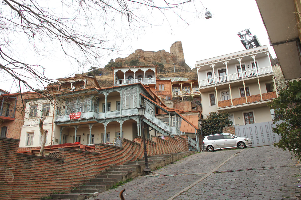 Ulice Dzembi Zdanevičebi patří k malebným zákoutím starého Tbilisi.
