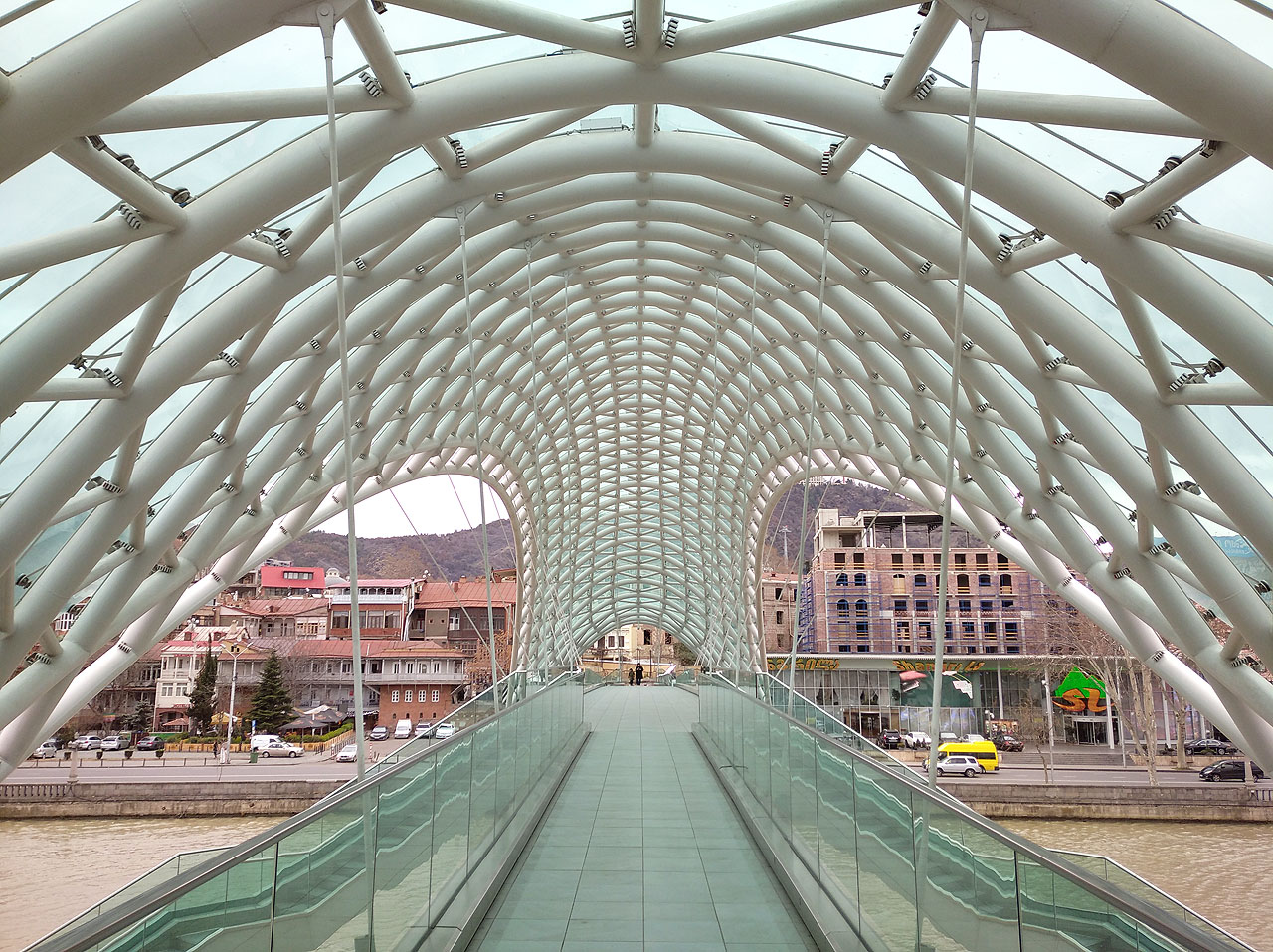 Most míru z roku 2010 se tváří, jako by byl nesen trubkovou konstrukcí. jenže není. Stejně jako s tím mírem je to vlastně tak trošku podvod na efekt.