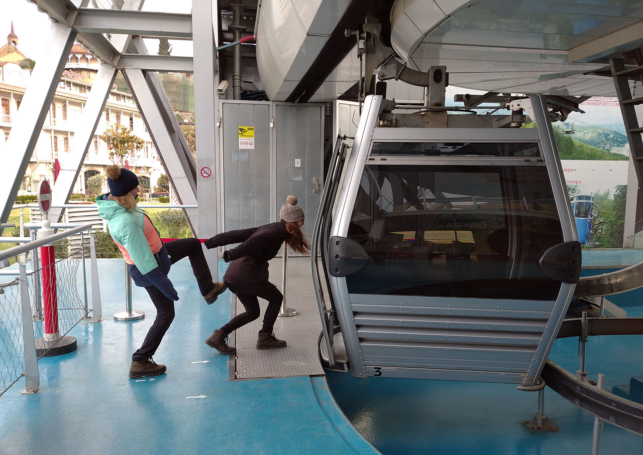 V Tokiu vám s nástupem do metra pomohou nacpávači, v Tbilisi zase s nástupem do lanovky nakopávači.