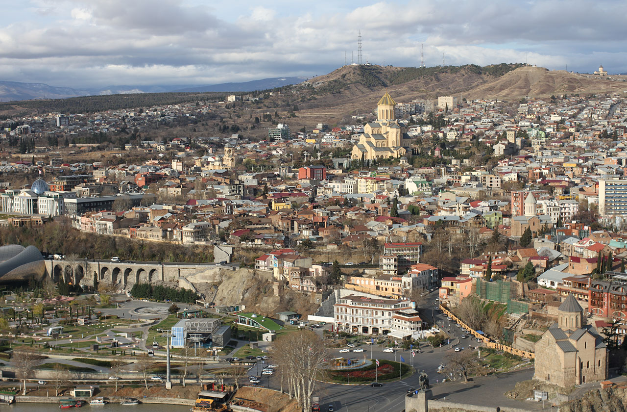 Evropské náměstí (Kulaťák) a nad ním čtvrť Avlabari ve Tbilisi.