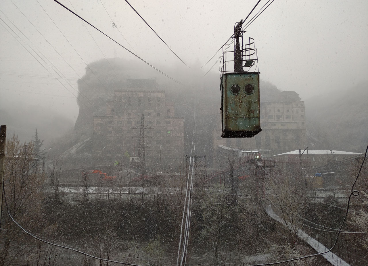 V Čiatuře lanovky v roce 2020 dojezdily. O kousek výše v Dzopi vypadá linka do ohyzdně velkého dolu COF v provozu, ale není tu nikdo, kdo by zatáhl za páku a uvedl stroj do chodu. Marně čekáme asi půl hodiny a když je nám zima, opouštíme dolní stanici bez úspěchu.